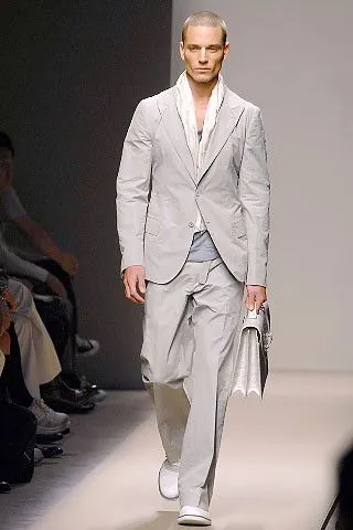 Qué me puedo poner original bajo un traje de chaqueta. Moda