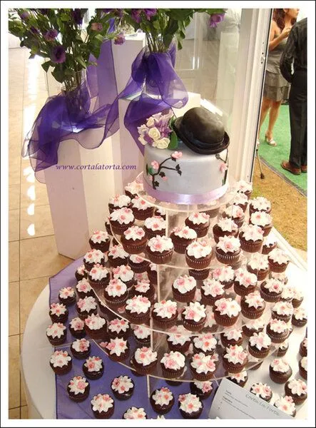 Originales tortas de novios de cupcakes