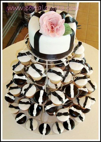 Originales tortas de novios de cupcakes