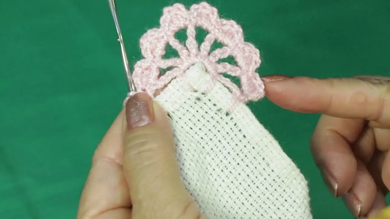 ORILLA O PUNTILLA A CROCHET UNA SOLA VUELTA || ORILLA TEJIDA PARA SERVILLETA FACIL - YouTube ORILLA O PUNTILLA A CROCHET UNA SOLA VUELTA || ORILLA TEJIDA PARA SERVILLETA FACIL - YouTube