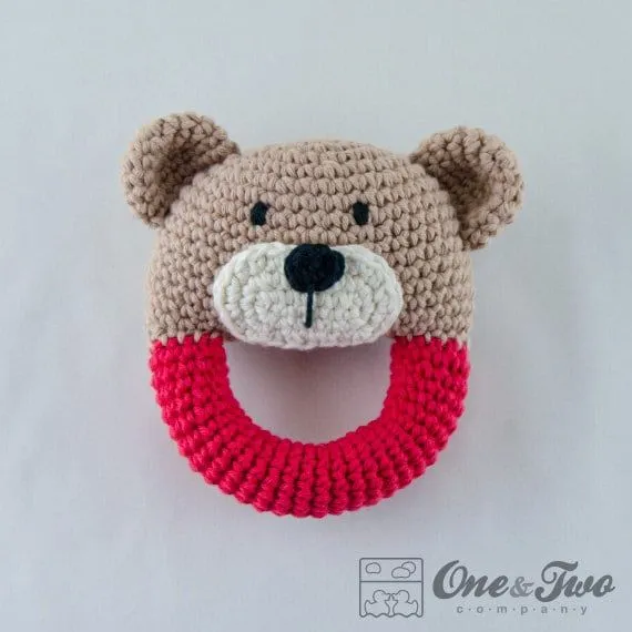 Oso de peluche sonajero PDF Crochet patrones por oneandtwocompany