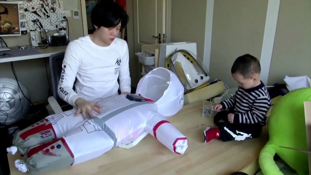 Padre diseña para su hijo un traje de Padre diseña para su hijo un traje de