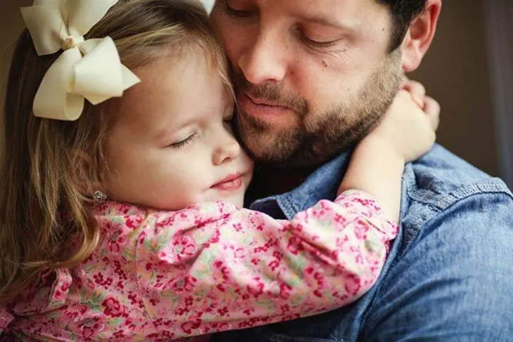 Padre e hija recrean fotos para recordar a difunta esposa Padre e hija recrean fotos para recordar a difunta esposa