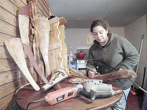 Padre, madre e hija se ganan la vida fabricando artesanías en El ... Padre, madre e hija se ganan la vida fabricando artesanías en El ...
