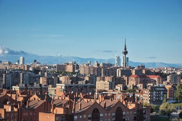 Paisaje urbano de madrid con algunos edificios emblemáticos ...