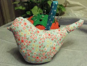 Este es el pájaro terminado. En el cuello, podemos poner una cinta de ...