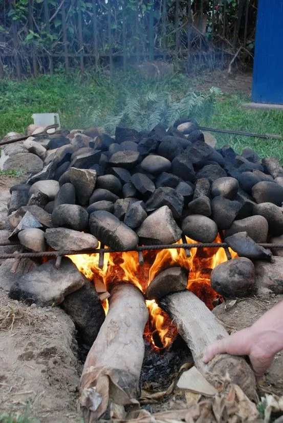 La palabra Pachamanca proviene de los vocablos quechuas “pacha” y “manca”, traducidos “tierra” y “olla”, lo que quiere decir “olla de tierra”,… | Gastronomia, Manca La palabra Pachamanca proviene de los vocablos quechuas “pacha” y “manca”, traducidos “tierra” y “olla”, lo que quiere decir “olla de tierra”,… | Gastronomia, Manca