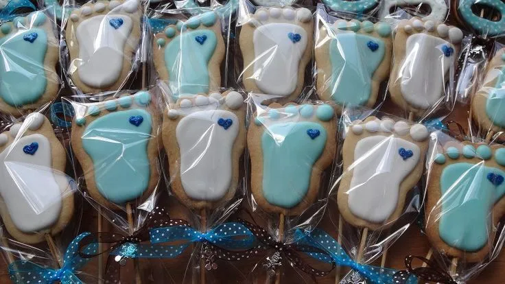 Paletas de piesito para baby shower de niño | Mesa de dulces ...