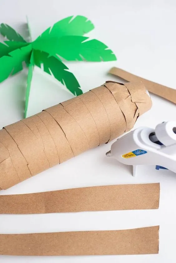 Palmeras de papel en 3D a partir de una botella de agua | Hometalk Palmeras de papel en 3D a partir de una botella de agua | Hometalk