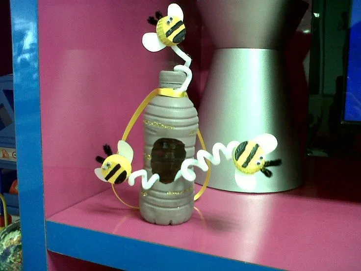 panal de abejas con una botella de plástico PET; abejas con ...