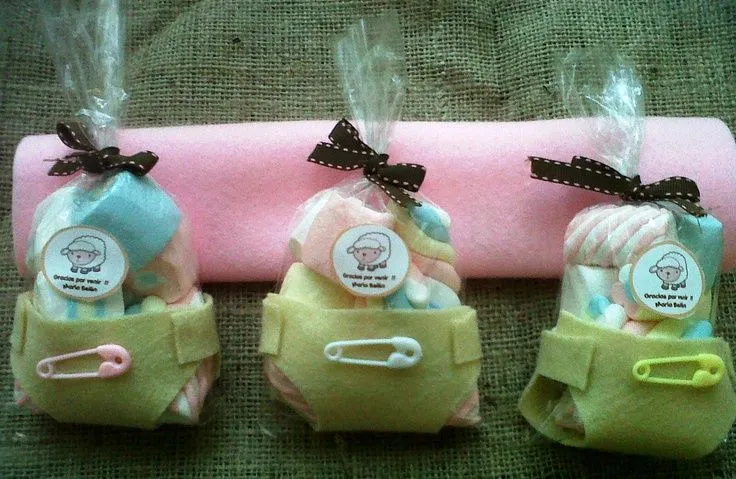 Pañales hechos de fieltro, con bolsitas llenas de marshmellows en ... Pañales hechos de fieltro, con bolsitas llenas de marshmellows en ...