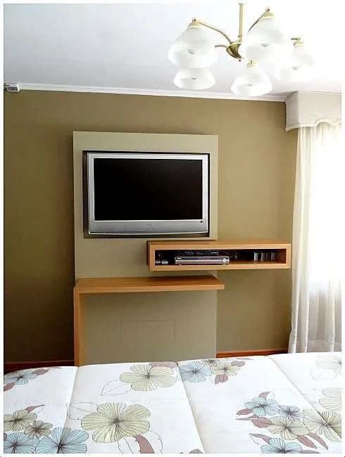 Panel lacado con repisas enchapadas en madera natural | Panel ... Panel lacado con repisas enchapadas en madera natural | Panel ...