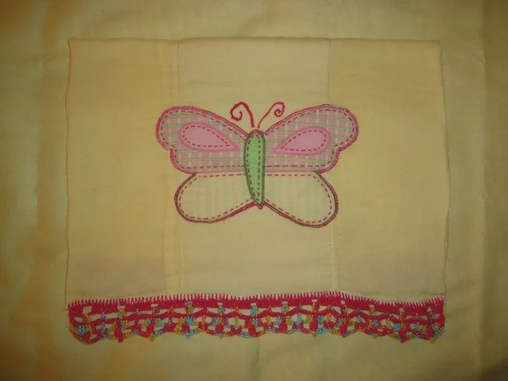 Pañito con aplicación de mariposa en tela y bordes tejidos en ... Pañito con aplicación de mariposa en tela y bordes tejidos en ...