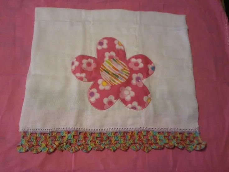 Bello paño para bebe con aplicación de flor en tela y puntilla ...