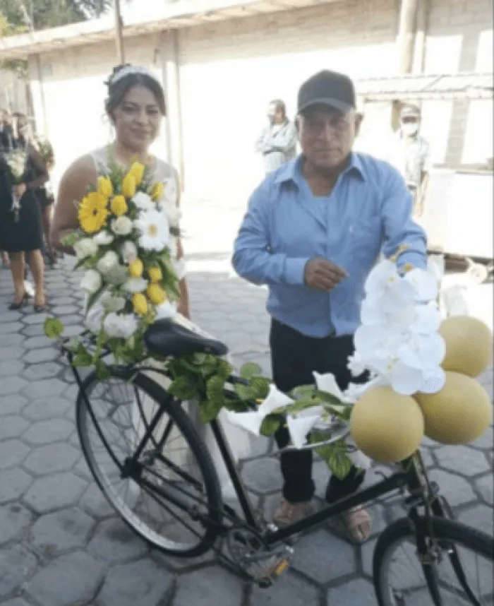 Papá decora bicicleta para llevar a su hija al altar y la FOTO conmueve en redes - Zona Franca Papá decora bicicleta para llevar a su hija al altar y la FOTO conmueve en redes - Zona Franca