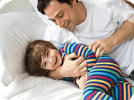 papa-hijo-cama.png