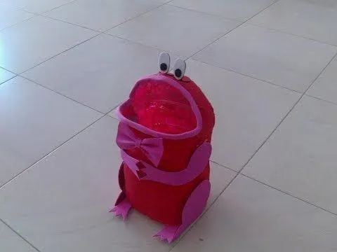 Papelera de Rana reciclada con botella de plastico - YouTube Papelera de Rana reciclada con botella de plastico - YouTube