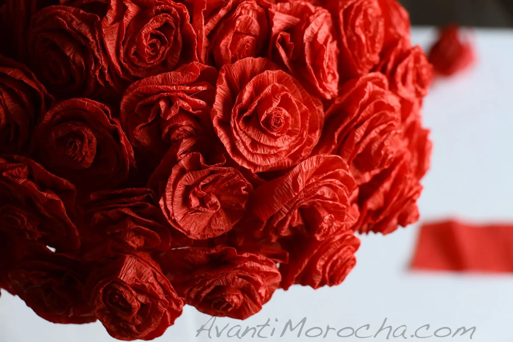 Paper Rose Topiary/ Adorno de rosas de papel crepe Paper Rose Topiary/ Adorno de rosas de papel crepe