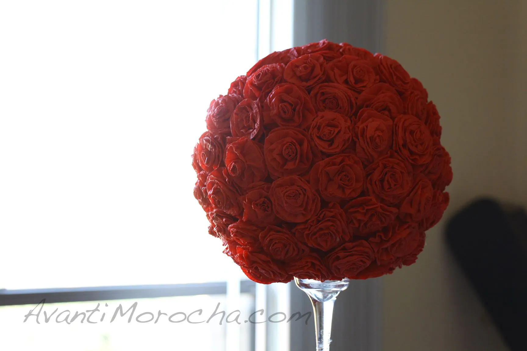Paper Rose Topiary/ Adorno de rosas de papel crepe Paper Rose Topiary/ Adorno de rosas de papel crepe