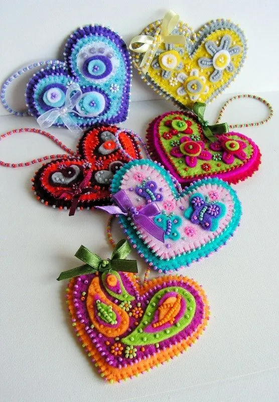 PAPIROLAS COLORIDAS: ADORNOS NAVIDEÑOS CON ABALORIOS Y FIELTRO. PAPIROLAS COLORIDAS: ADORNOS NAVIDEÑOS CON ABALORIOS Y FIELTRO.