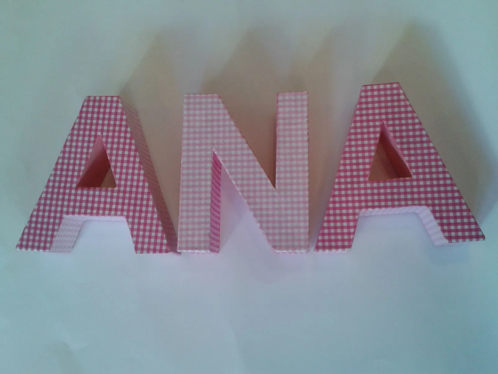 Parafernalias. Moda y abalorios: Letras de cartón decoradas