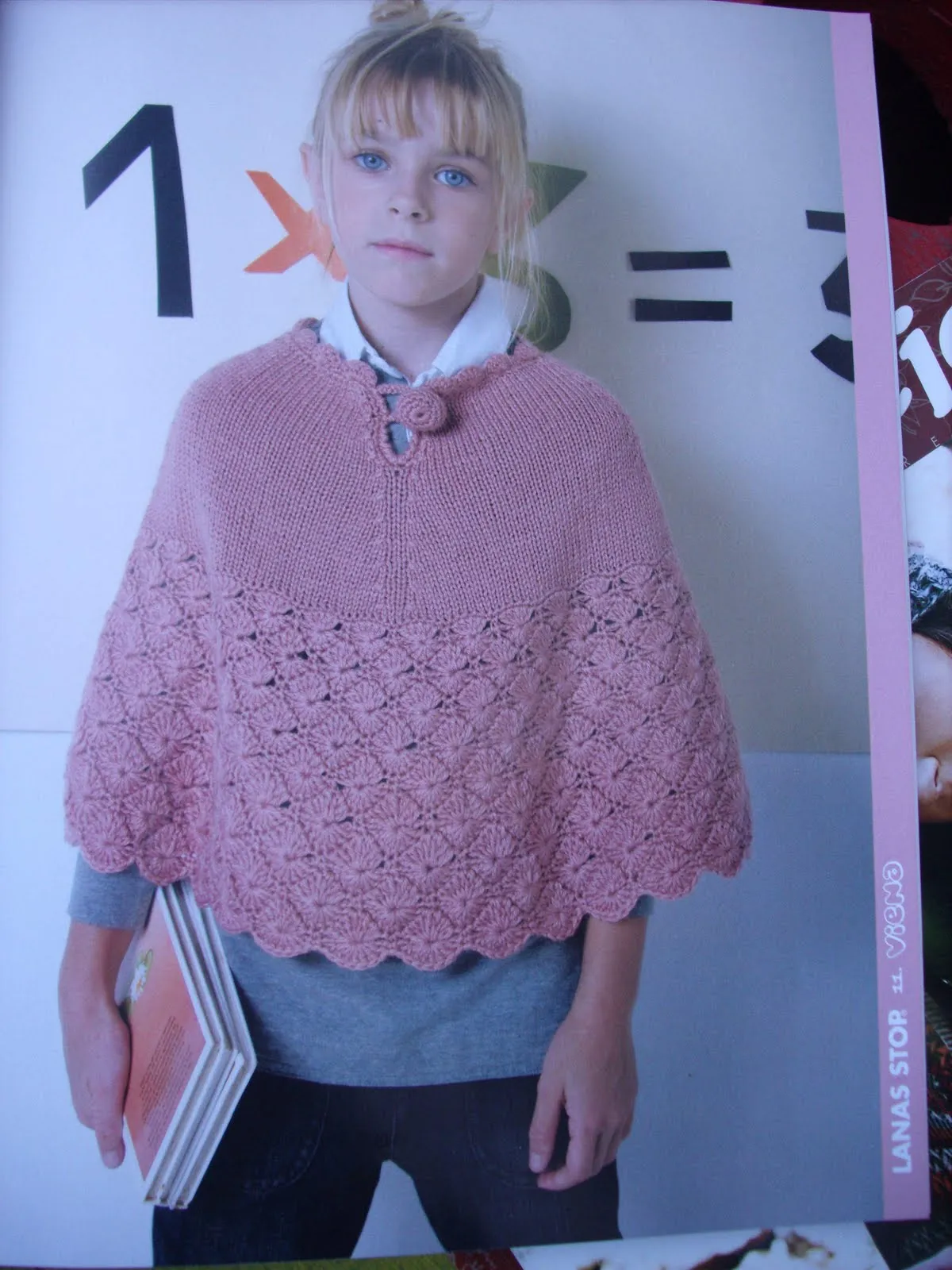 me parecio muy fino combina 2 agujas con crochet este modelito tambien ...