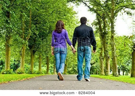 Pareja agarrados de la mano y caminar en un parque Fotos stock e ...