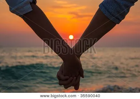 Pareja agarrados de la mano en el mar al atardecer Fotos stock e ... Pareja agarrados de la mano en el mar al atardecer Fotos stock e ...