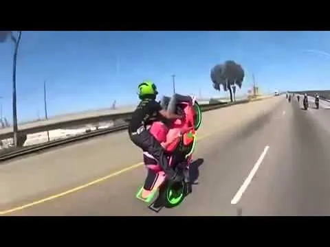 Pareja hacen caballito juntos en moto FAIL - YouTube Pareja hacen caballito juntos en moto FAIL - YouTube