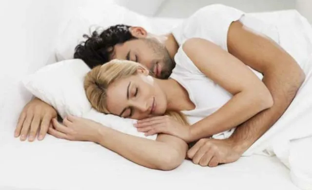 Pareja durmiendo haciendo la cucharita. | Qué.es Pareja durmiendo haciendo la cucharita. | Qué.es