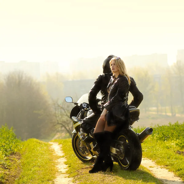 Pareja con motocicleta — Foto stock © RumisPhoto #49575105 Pareja con motocicleta — Foto stock © RumisPhoto #49575105