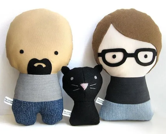 Pareja de muñecos personalizados con gato. por citizenscollectible Pareja de muñecos personalizados con gato. por citizenscollectible