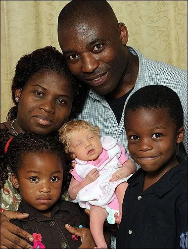 Pareja negra tiene un hijo rubio con ojos azules | FOTOS GRACIOSAS ... Pareja negra tiene un hijo rubio con ojos azules | FOTOS GRACIOSAS ...