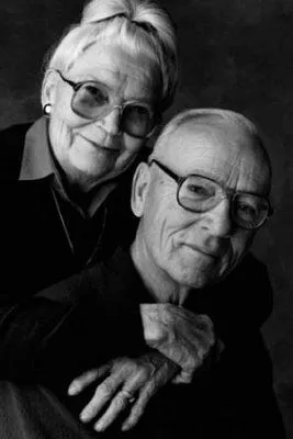 Pareja de viejitos enamorados - Imagui