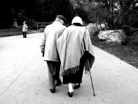 Parejas de viejitos enamorados - Imagui