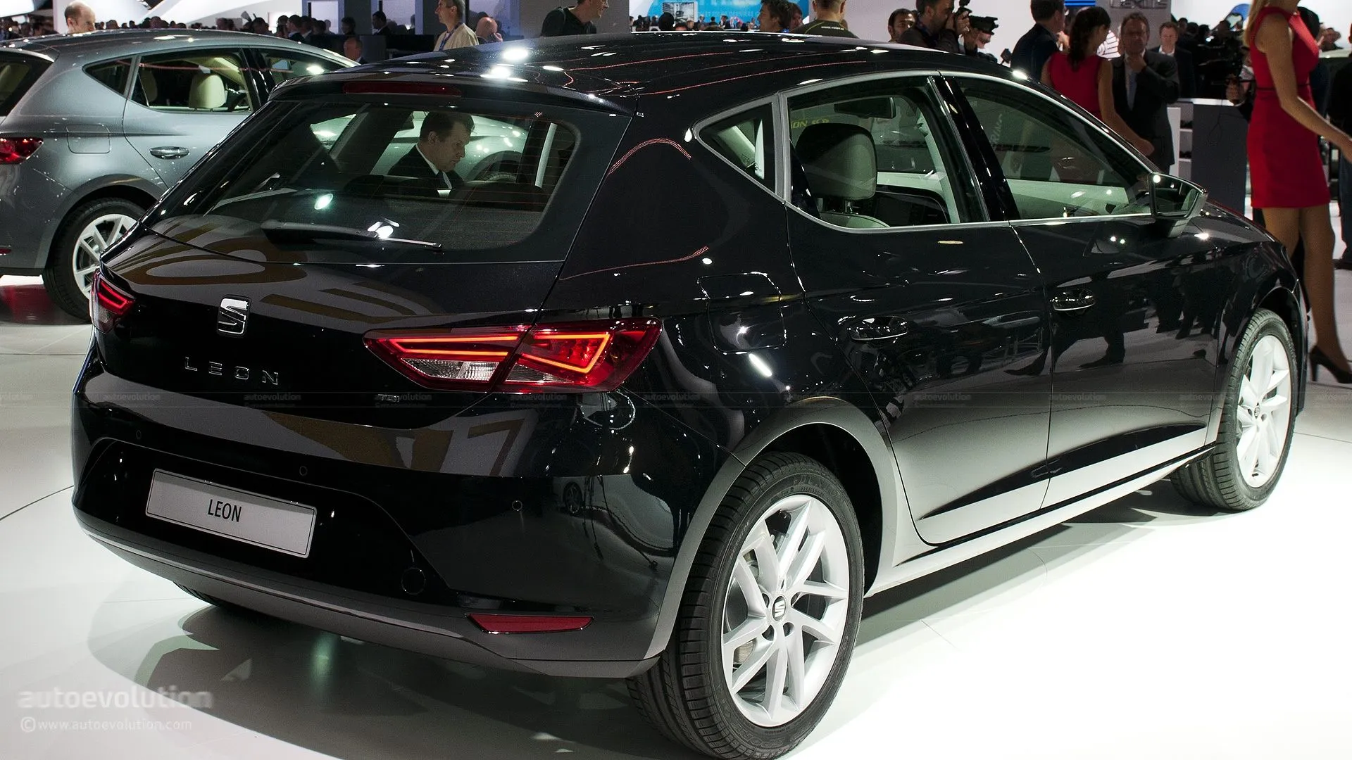 Paris 2012: All-New Seat Leon [Live Photos] - autoevolution