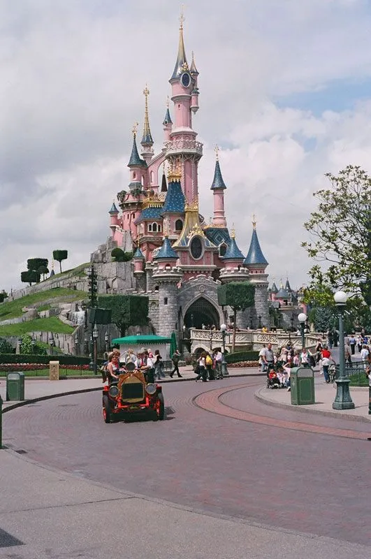 Parque Disneyland: donde la magia se funde con la realidad Parque Disneyland: donde la magia se funde con la realidad
