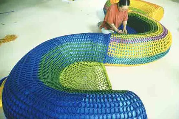 Un parque para niños fabricado en ganchillo por Toshiko Horiuchi ...