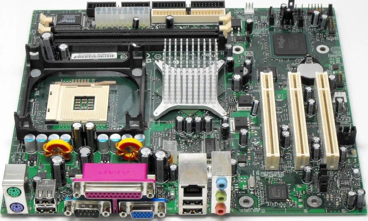Partes internas de una computadora (Componentes) - MuyEducativo Partes internas de una computadora (Componentes) - MuyEducativo
