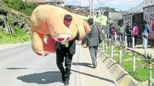 Pasco: Joven camina 7 kilómetros cargando peluche gigante para su ...