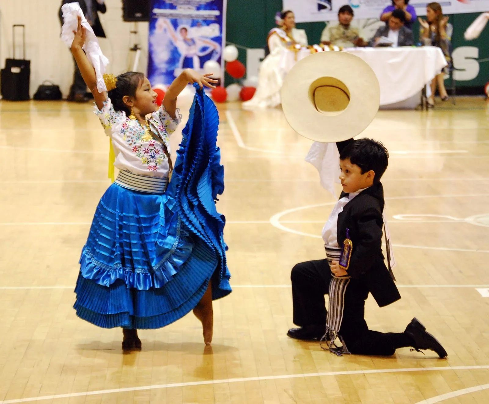 Dibujos de niños bailando marinera - Imagui Dibujos de niños bailando marinera - Imagui