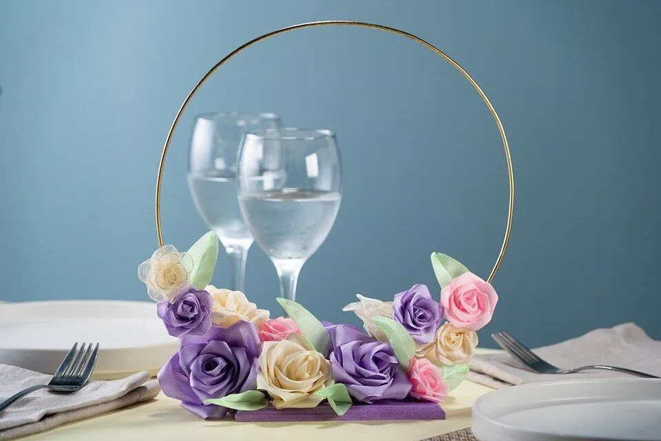 Paso a paso para hacer un centro de mesa con flores de listón