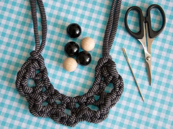 Paso a paso collar con cuentas de madera | El blog de trapillo. Paso a paso collar con cuentas de madera | El blog de trapillo.