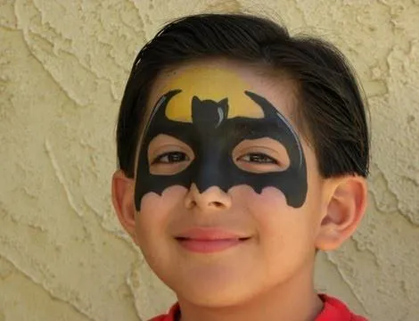 Paso a paso cómo hacer un maquillaje de Batman para niños Paso a paso cómo hacer un maquillaje de Batman para niños