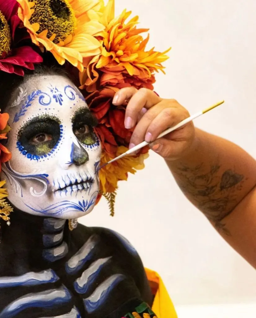 Paso a paso para conseguir el mejor maquillaje de catrina | Grazia Paso a paso para conseguir el mejor maquillaje de catrina | Grazia