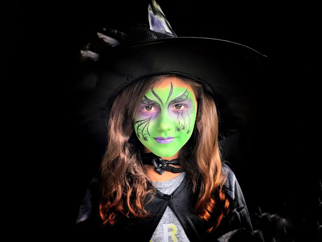 Paso a paso maquillaje para niños en Halloween - BabyCenter Paso a paso maquillaje para niños en Halloween - BabyCenter