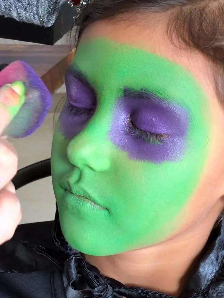 Paso a paso maquillaje para niños en Halloween - BabyCenter Paso a paso maquillaje para niños en Halloween - BabyCenter