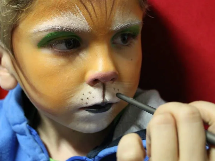 Paso a paso para maquillar a tus niños como El gato con botas Paso a paso para maquillar a tus niños como El gato con botas