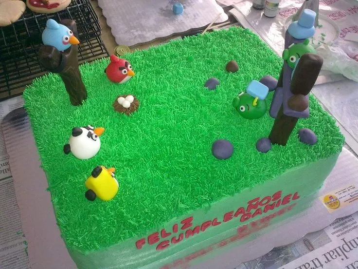 Pastel Angry Birds: Pastel de chocolate con relleno y betún de ...