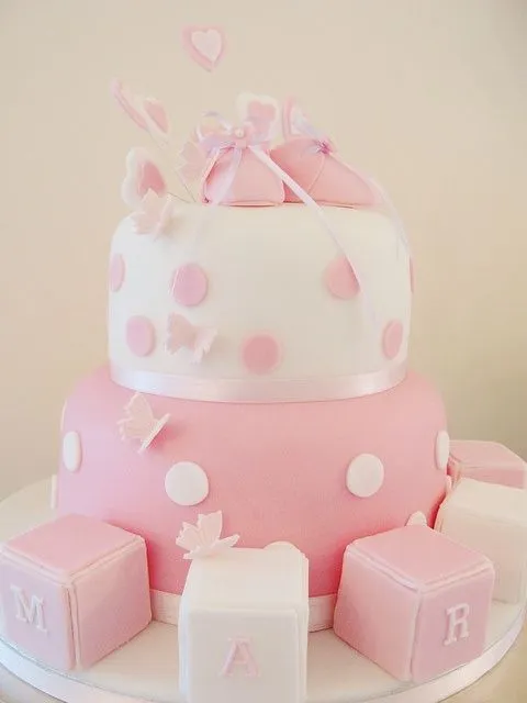 Pastel para baby shower con zapatitos y dados de colores en ... Pastel para baby shower con zapatitos y dados de colores en ...
